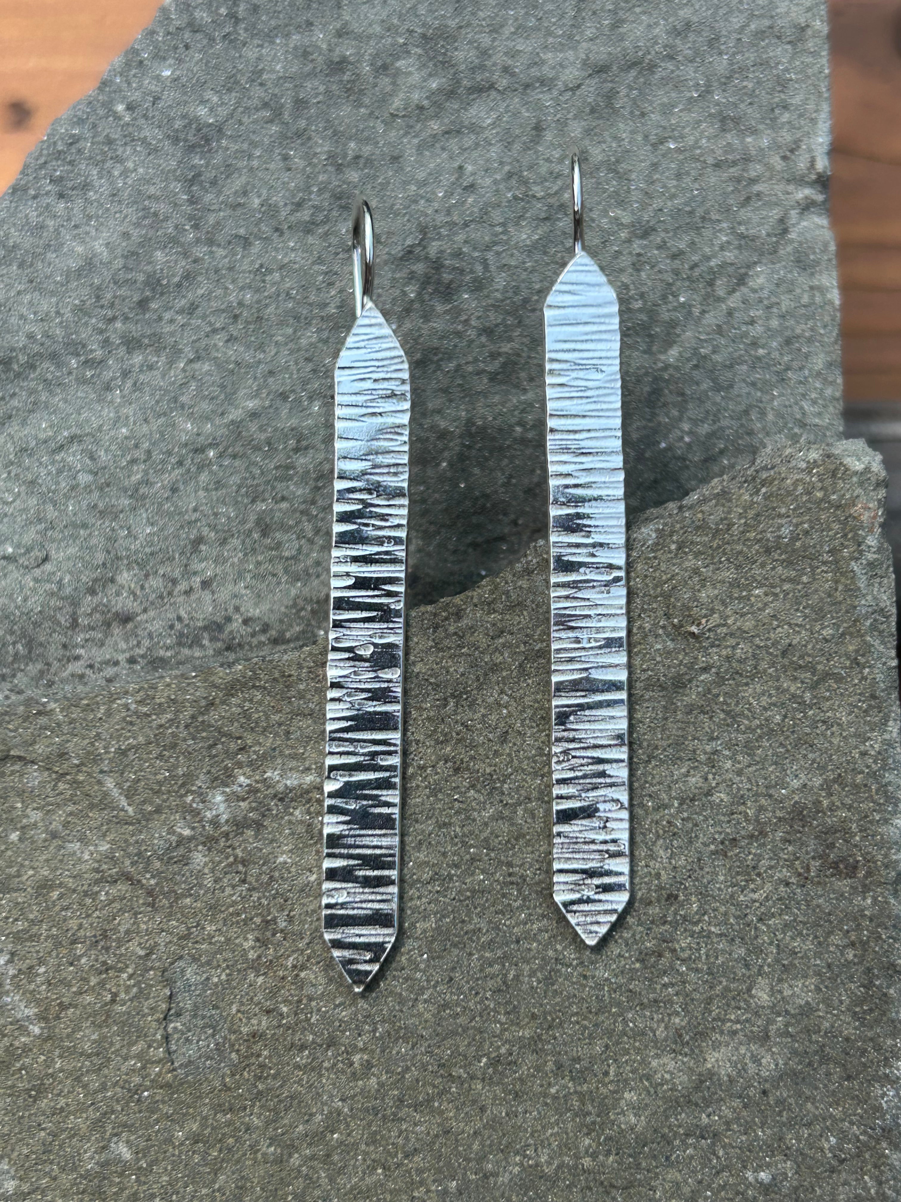 Spear leaf texture earrings